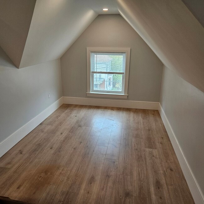 28 Brooks St, Unit 3 in Boston, MA - Foto de edificio - Building Photo