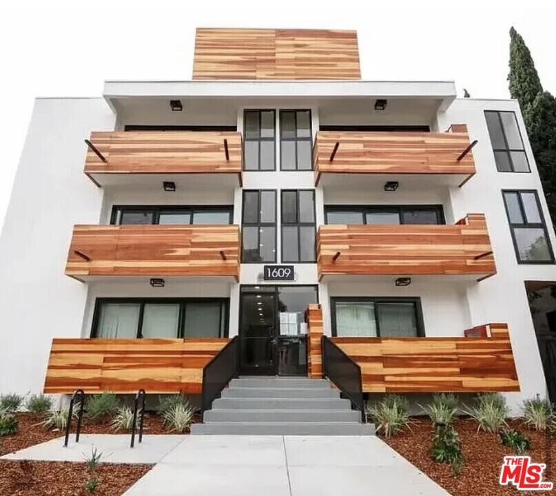 1609 Veteran Ave in Los Angeles, CA - Building Photo