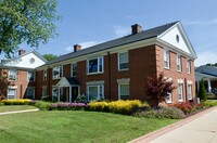 Colonial Court Apartments in Shorewood, WI - Foto de edificio - Building Photo