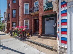 149 Dorchester St, Unit 1 in Boston, MA - Building Photo - Building Photo