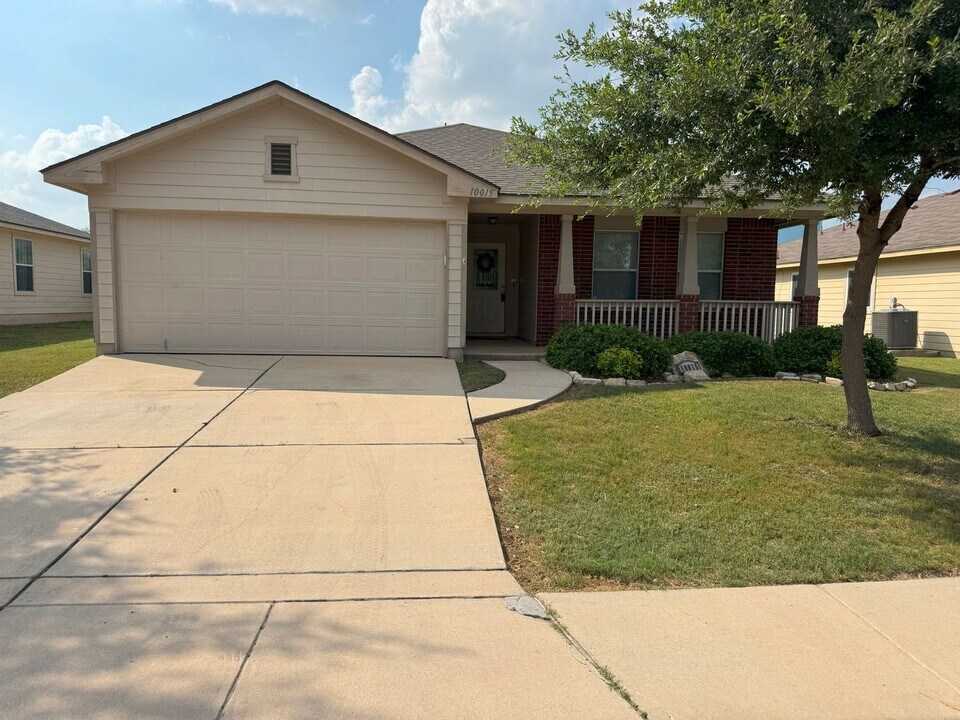 10015 Red Iron Creek in Converse, TX - Building Photo