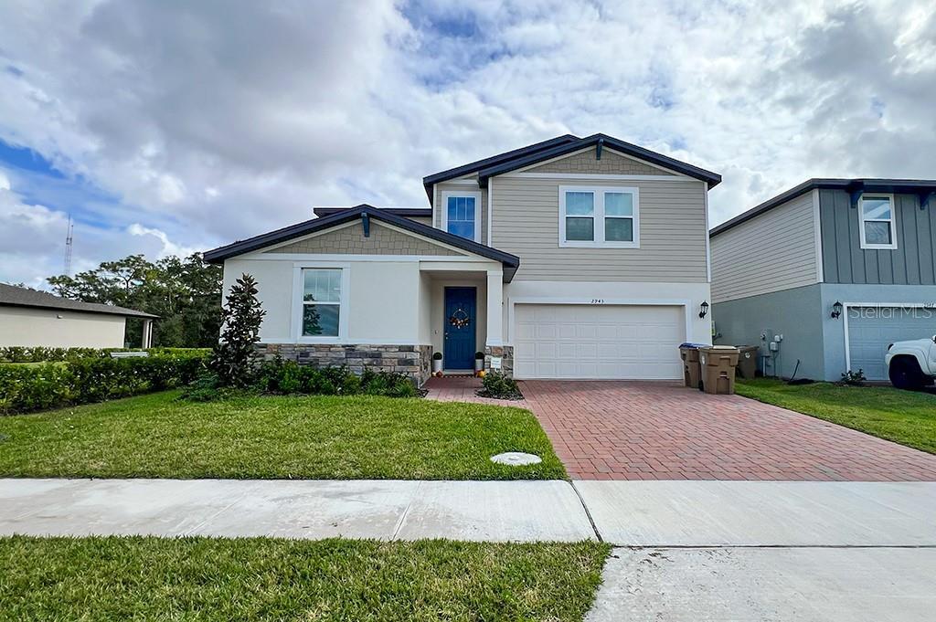 2943 Sunstar Dr in St. Cloud, FL - Foto de edificio