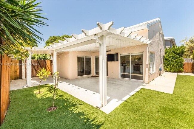 6141 SW 115th Ave in Miami, FL - Building Photo - Building Photo