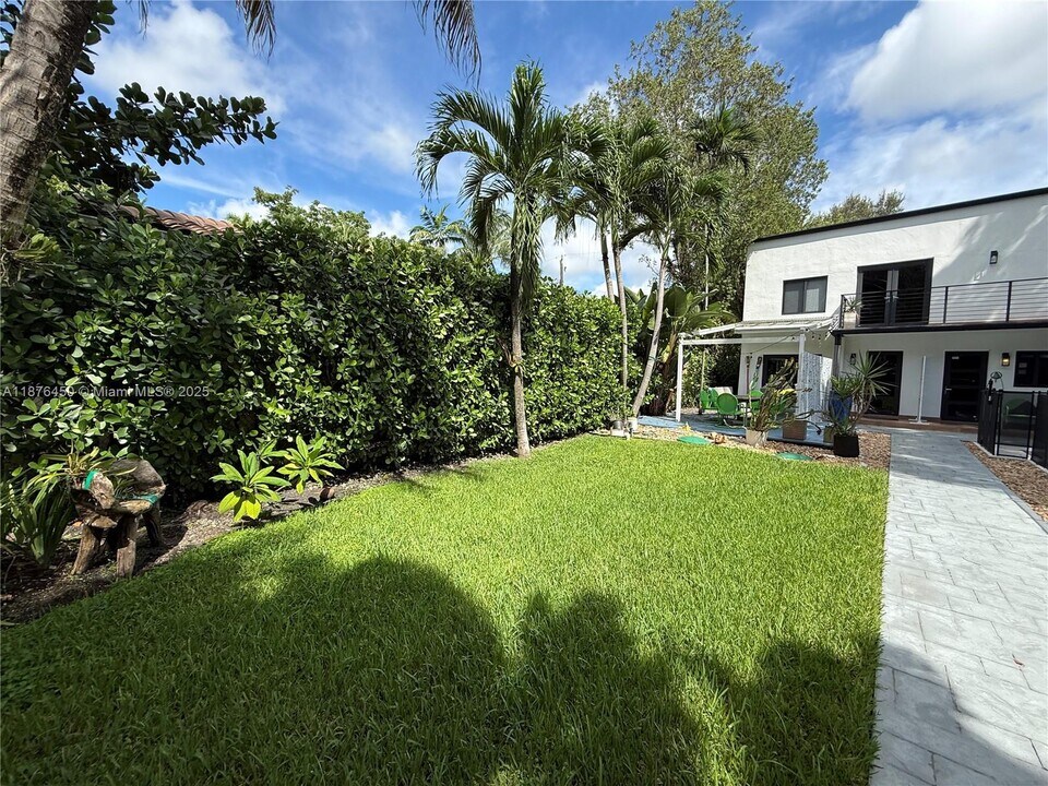 3775 Kumquat Ave in Miami, FL - Building Photo