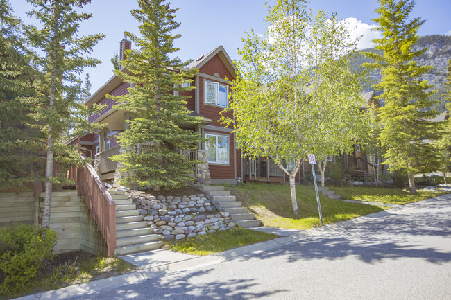 28 Fairholme Pl in Banff, AB - Building Photo - Building Photo