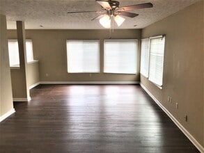 1006 Greenob Dr in Englewood, OH - Foto de edificio - Building Photo