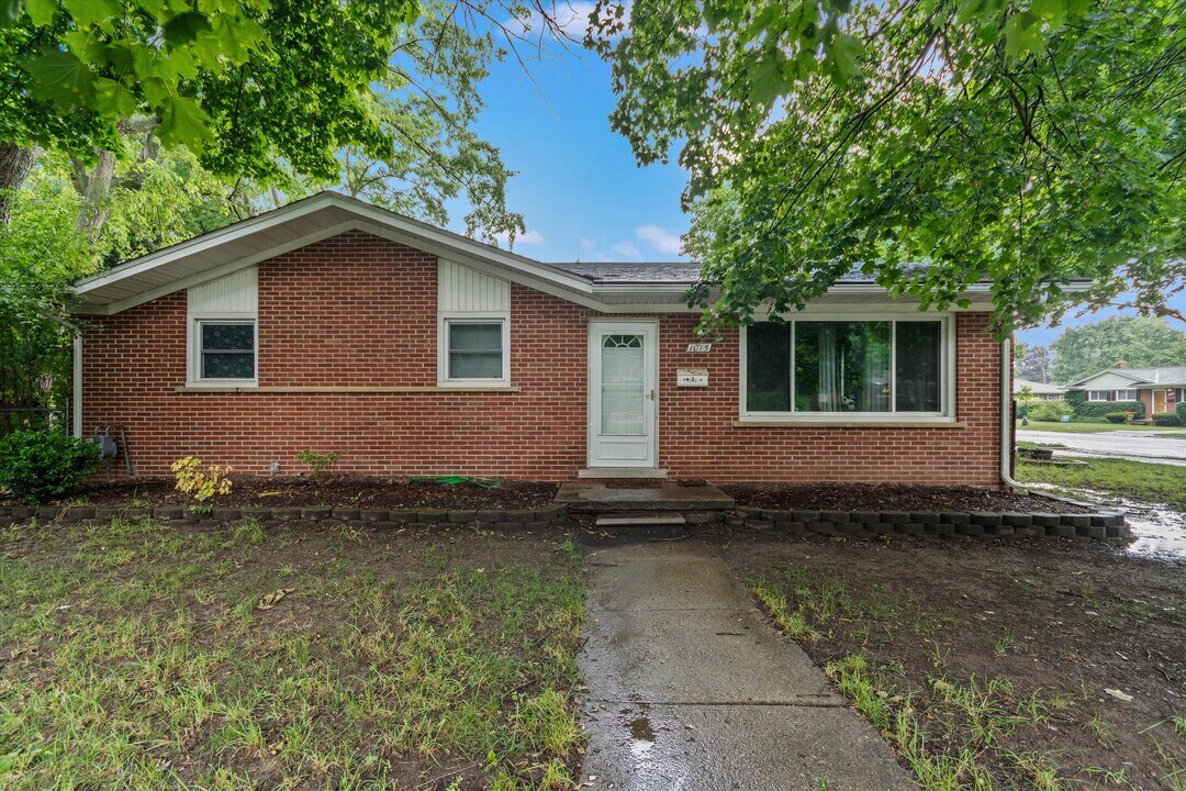 1015 N Maple Rd in Ann Arbor, MI - Building Photo