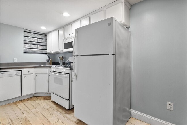 1170 Massachusetts Ave, Unit 2B in Cambridge, MA - Foto de edificio - Building Photo