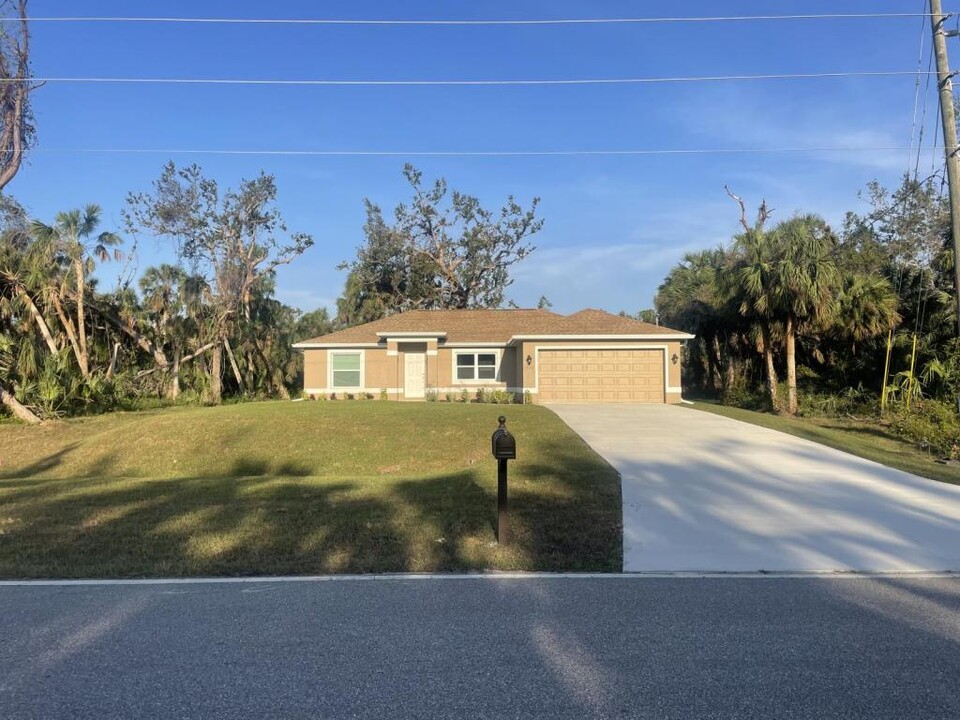 1641 S San Mateo Dr in North Port, FL - Building Photo