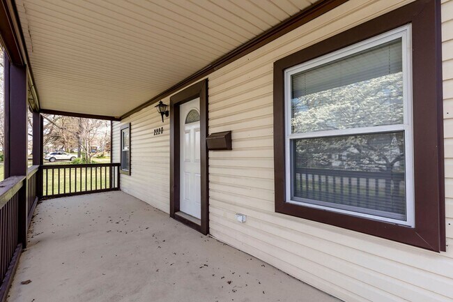 2220 Auburn Dr in Shively, KY - Building Photo - Building Photo