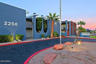 2250 W Glendale Ave, Unit 2 in Phoenix, AZ - Building Photo