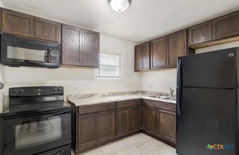 205 E Johnson St in Cuero, TX - Building Photo - Building Photo