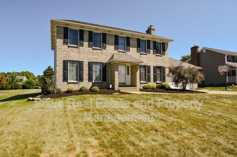 8214 Bricker Rd NW in Massillon, OH - Building Photo