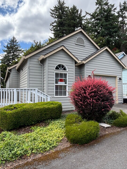 727 NE Dallas St in Camas, WA - Foto de edificio
