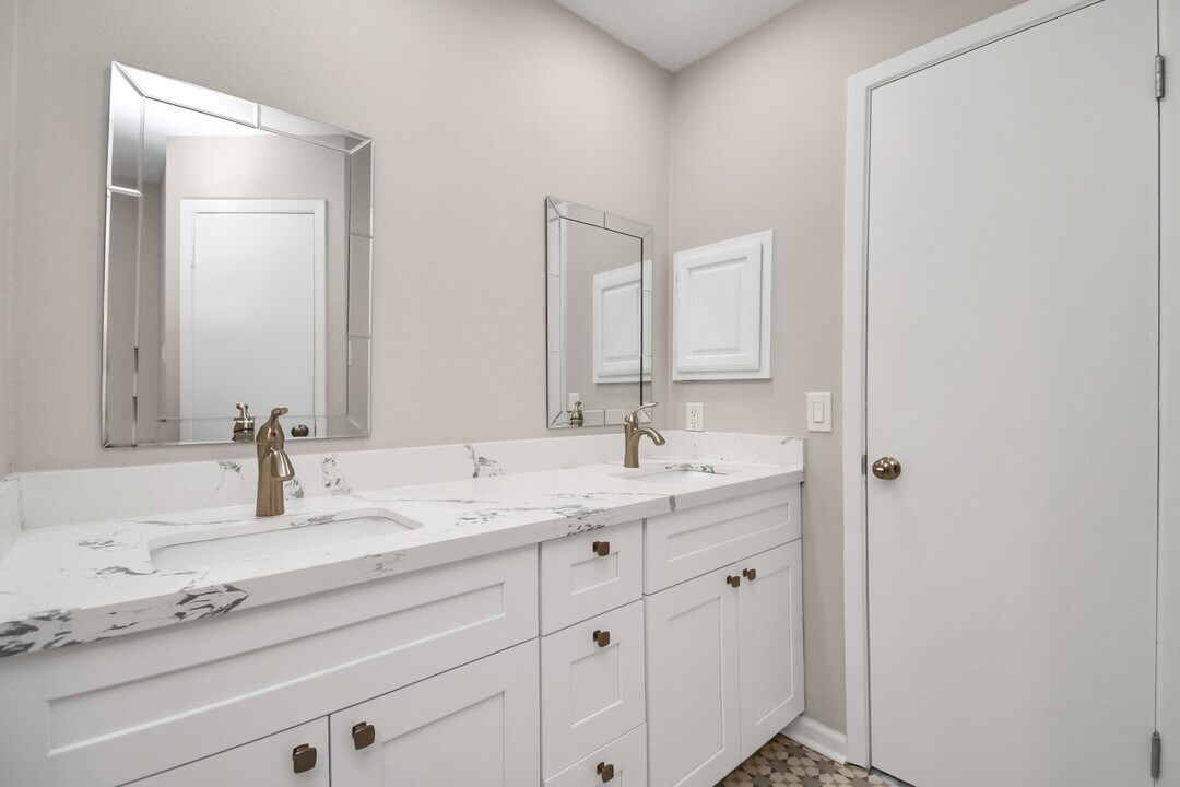 13002 Kingsmill Dr in Sugar Land, TX - Building Photo