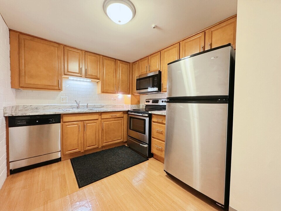 185 Quincy Shore Dr in Quincy, MA - Building Photo