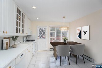 97 Heights Rd, Unit WAITSTUD in Paramus, NJ - Building Photo - Building Photo