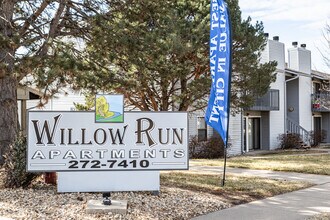 Willow Run Apartments in Topeka, KS - Foto de edificio - Building Photo