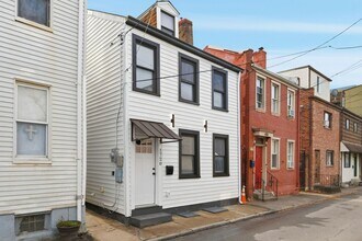 1720 Fox Wy in Pittsburgh, PA - Building Photo - Building Photo