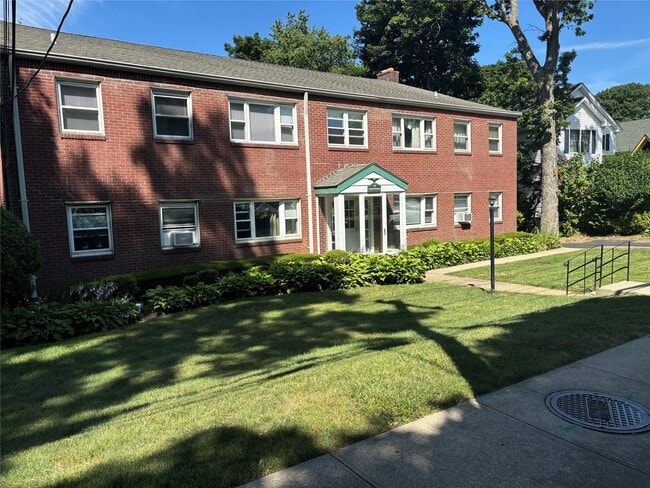 143 Laurel Ave in Northport, NY - Building Photo - Building Photo