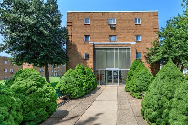 Meadowview Apartments in Philadelphia, PA - Building Photo - Building Photo