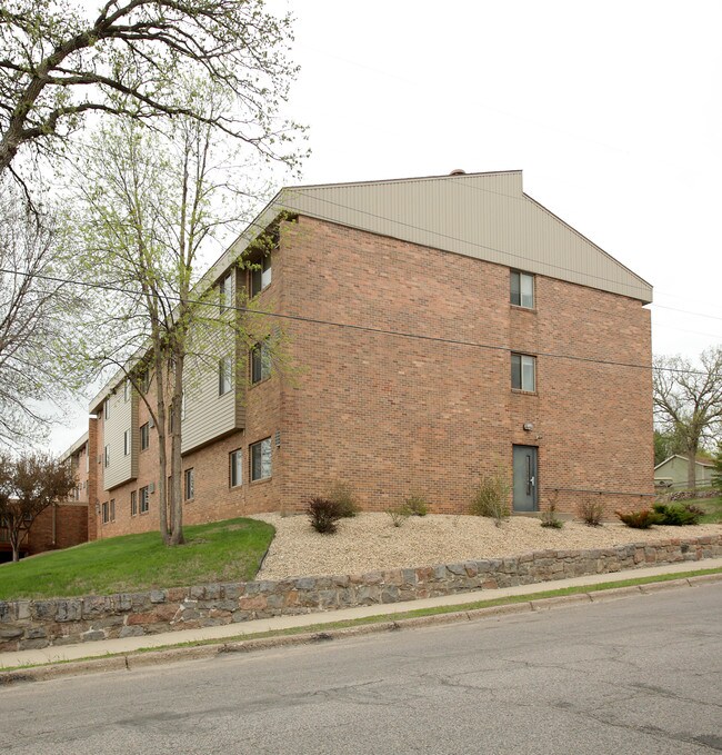 Russell Arms Apartments in Sauk Rapids, MN - Building Photo - Building Photo