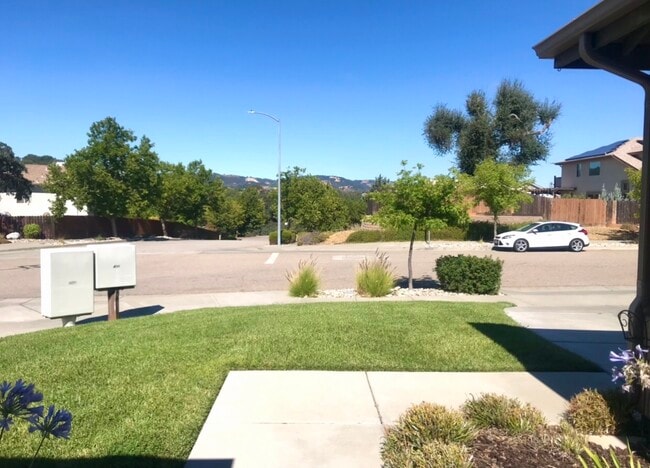 1684 Bella Vista Ct in Paso Robles, CA - Foto de edificio - Building Photo