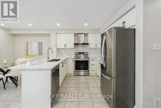 14 Gateway Ct in Whitby, ON - Building Photo - Building Photo