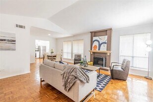 10558 High Hollows Dr in Dallas, TX - Building Photo