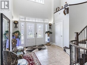 2340 Thruxton Dr in Oakville, ON - Building Photo - Building Photo