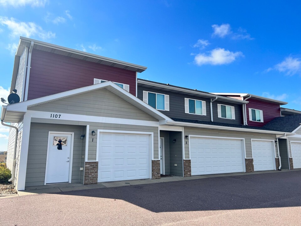 Jackson Heights Apartments & Townhomes in Harrisburg, SD - Building Photo