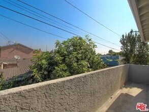 201 E 74th St in Los Angeles, CA - Foto de edificio - Building Photo