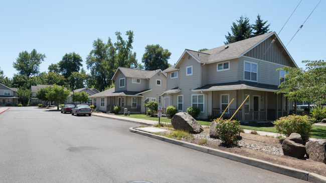 Rickreall Creek Apartments in Dallas, OR - Foto de edificio - Building Photo