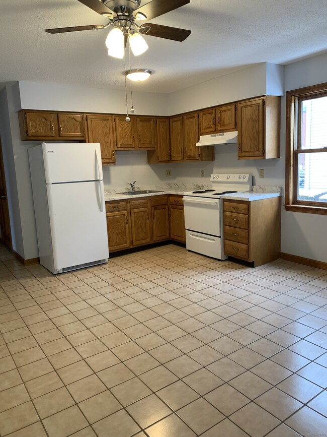 176 N Cherry St in Wallingford, CT - Foto de edificio - Building Photo