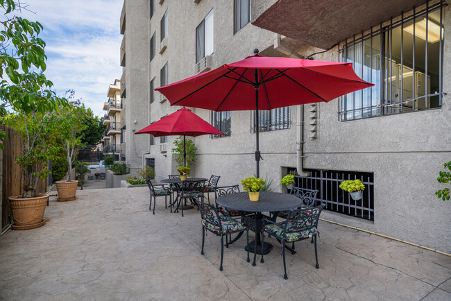 Chateau Regent Apartments in North Hollywood, CA - Foto de edificio - Building Photo