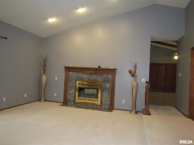 6 Timberwood Ct in Moline, IL - Building Photo - Building Photo