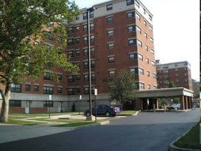 Ellicott Town Center in Buffalo, NY - Foto de edificio - Building Photo