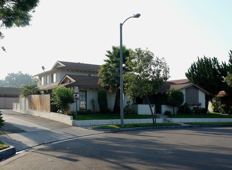 551 Fashion Park St in Orange, CA - Building Photo