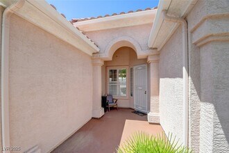 8528 Crest Hill in Las Vegas, NV - Foto de edificio - Building Photo