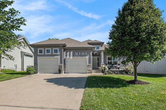 7966 Ponderosa Dr in Papillion, NE - Building Photo - Building Photo