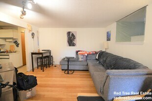 21 Kinross Rd, Unit 1 in Boston, MA - Building Photo