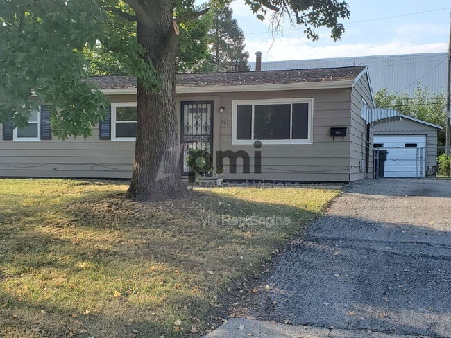 property at 2913 E Cardinal Dr