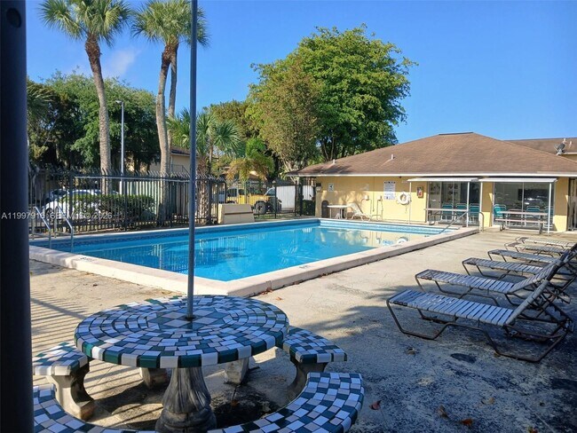 15659 SW 73rd Cir Terrace in Miami, FL - Building Photo - Building Photo