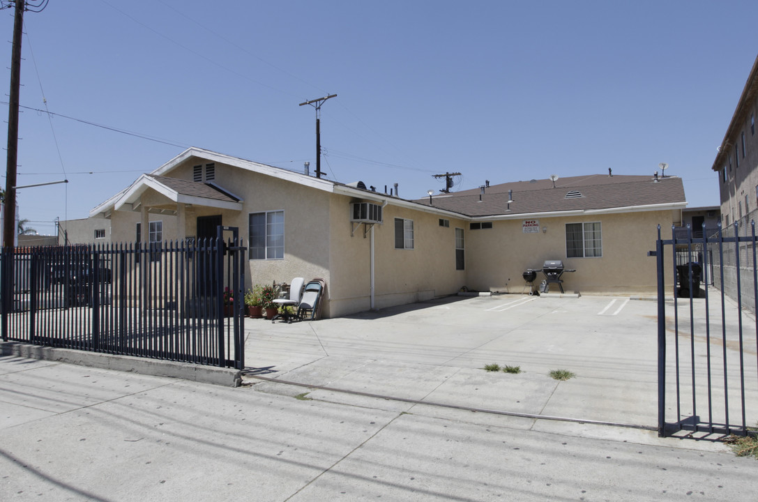 6808 Agnes Ave in North Hollywood, CA - Building Photo