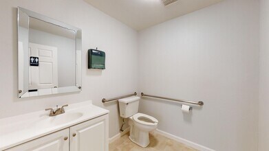 3462 Bechelli Ln-Unit -B in Redding, CA - Building Photo - Building Photo