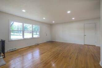 331 N Madison St in Raymore, MO - Building Photo - Building Photo