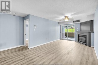 3000 Sandwich St. in Windsor, ON - Building Photo - Building Photo