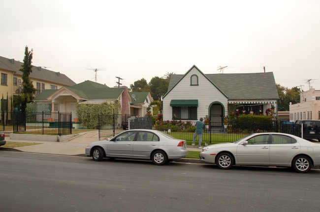 1136-1160 N. El Centro Ave