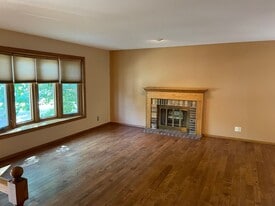 2213 S Wellington Ave in Sioux Falls, SD - Building Photo