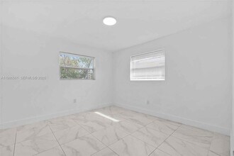 1443 NW 34th St in Miami, FL - Building Photo - Building Photo